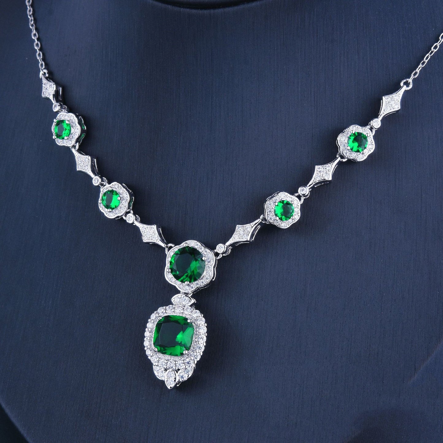 Noble Diamond Green Gem Evening Dress Chain Pendant Necklace Set